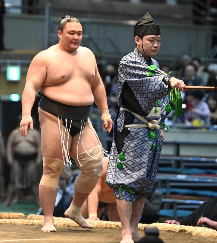 　碇潟を押し倒しで破った朝乃山