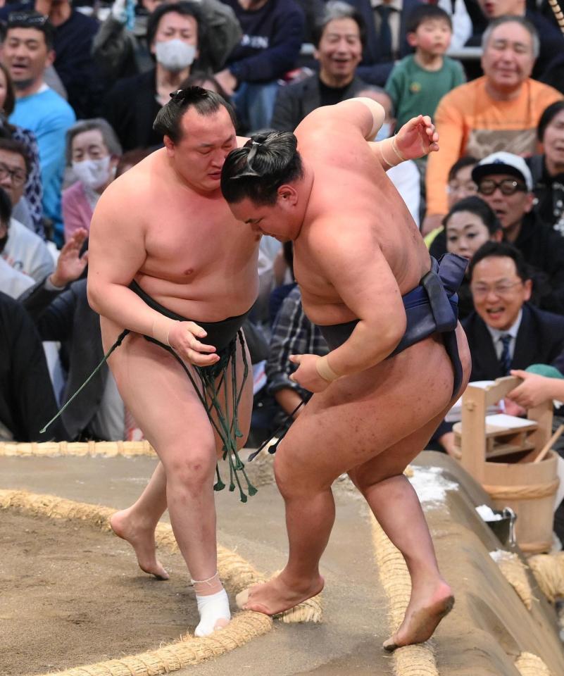 　豊昇龍（右）を寄り切りで破る千代翔馬（撮影・西田忠信）