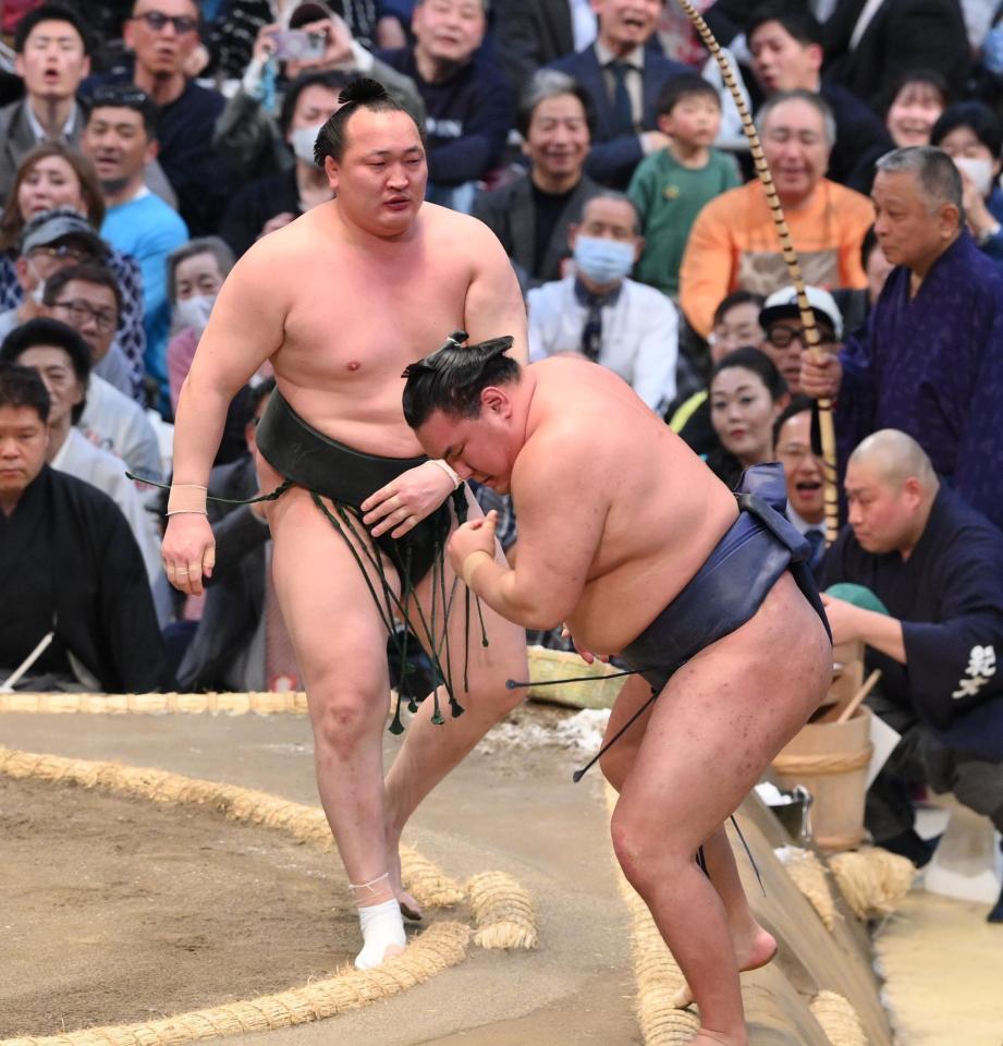 　豊昇龍（手前）を寄り切りで破った千代翔馬（撮影・西田忠信）