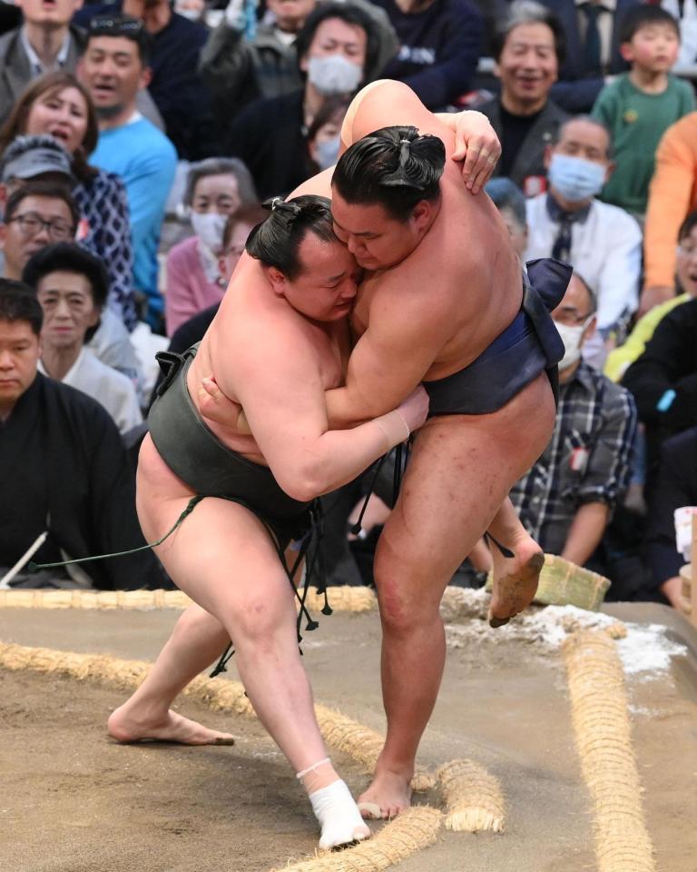 　豊昇龍（右）を寄り切りで破る千代翔馬（撮影・西田忠信）