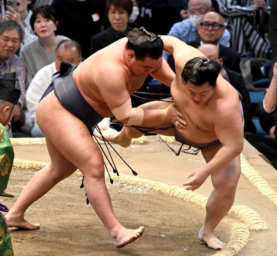 　豊昇龍（左）が寄り切りで翔猿を下す