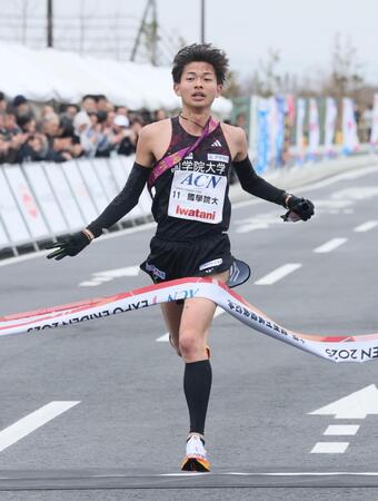 　ゴールする国学院大・辻原（撮影・石井剣太郎）