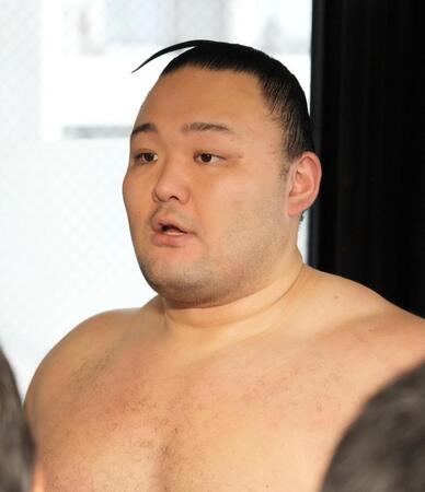 　取り組みを終え取材に応じる朝乃山