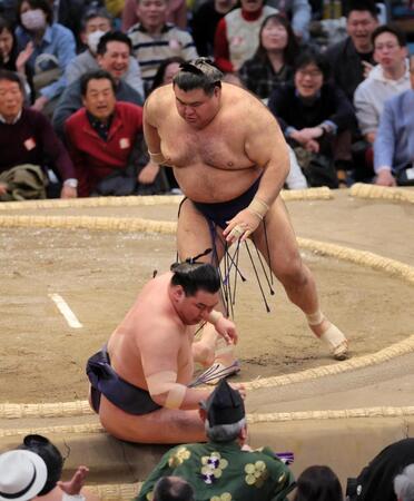 　豊昇龍（手前）を押し倒しで破る高安