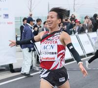 　１位でゴールするトヨタ自動車・内田（撮影・石井剣太郎）