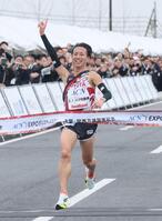 　１位でゴールするトヨタ自動車・内田（撮影・石井剣太郎）