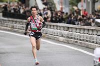 　３区で先頭を走るトヨタ自動車の太田智樹（代表撮影）