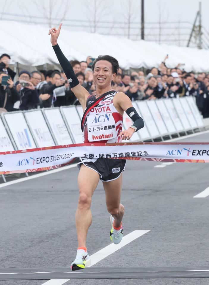 　１位でゴールするトヨタ自動車・内田（撮影・石井剣太郎）