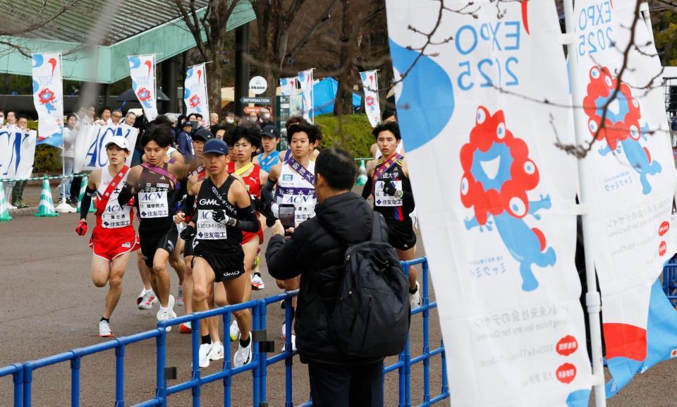 　万博記念公園をスタートする選手たち