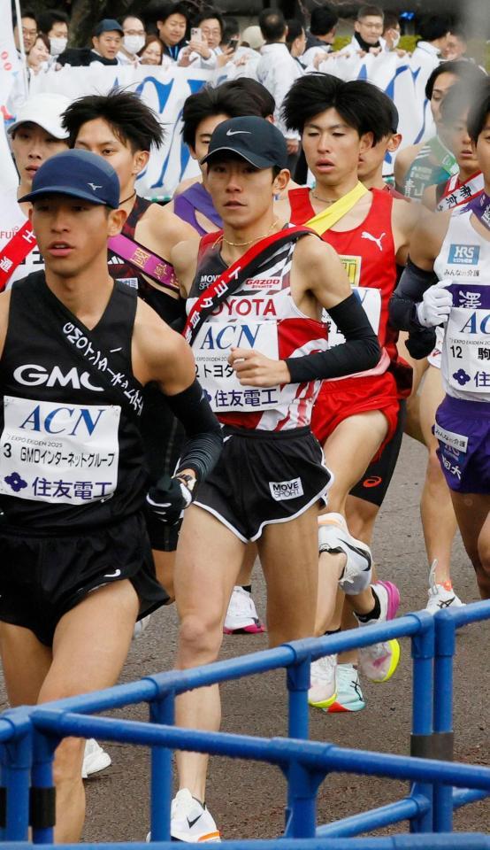 　力走するトヨタ自動車の１区吉居大和（中央）