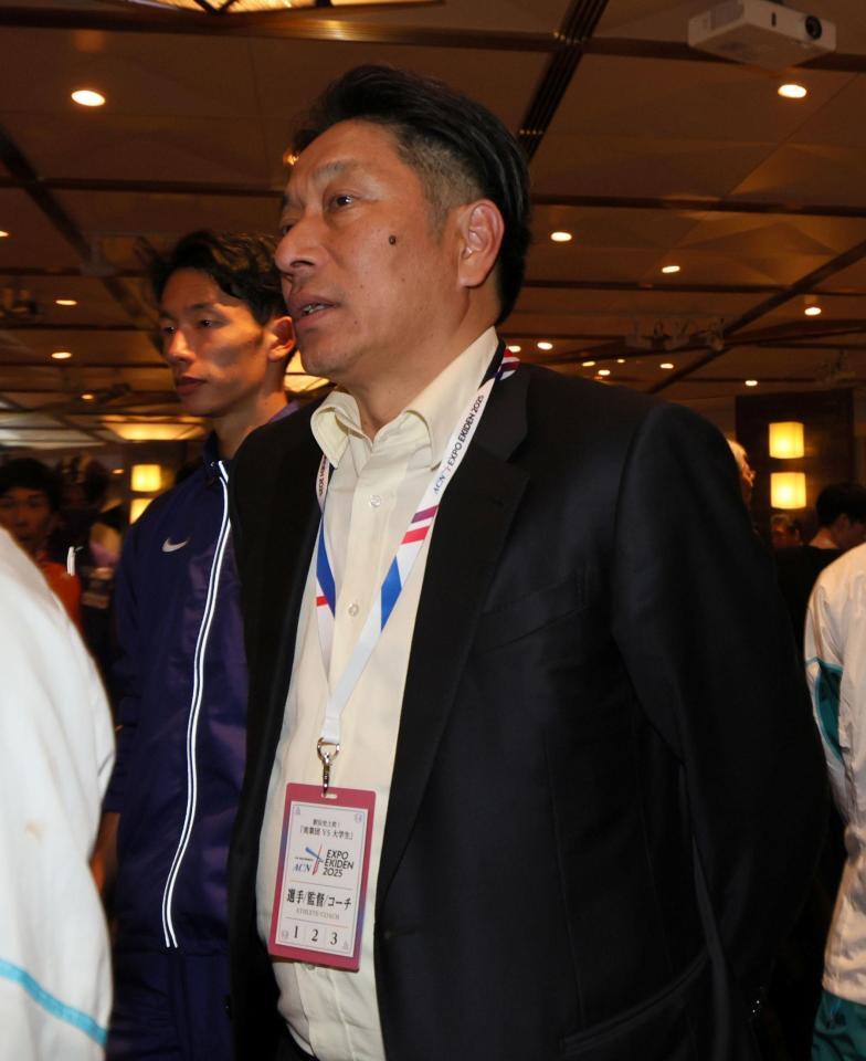 　表彰式を終え退席する青学大・原晋監督（撮影・石井剣太郎）