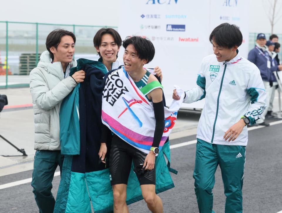 　ゴールした青学大・中村（左から３人目）と迎える青学選手ら（撮影・石井剣太郎）