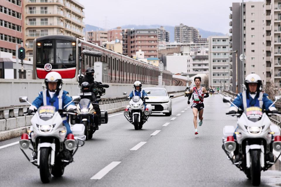 　３区で御堂筋線の車両と併走しながら先頭を走るトヨタ自動車の太田智樹（代表撮影）