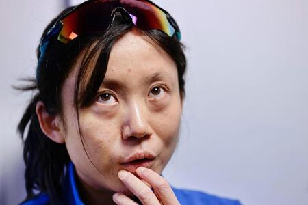 　女子１５００メートルで４位となったレース後、取材に応じる高木美帆（共同）