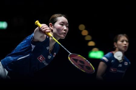 　バドミントンの全英オープン女子ダブルス準決勝でプレーする福島由紀（右）、松本麻佑組＝バーミンガム（ゲッティ＝共同）