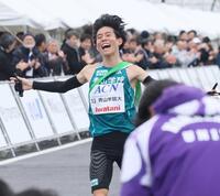 　７位でゴールする青学大・中村海斗（撮影・石井剣太郎）