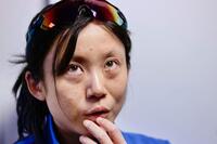 　女子１５００メートルで４位となったレース後、取材に応じる高木美帆（共同）