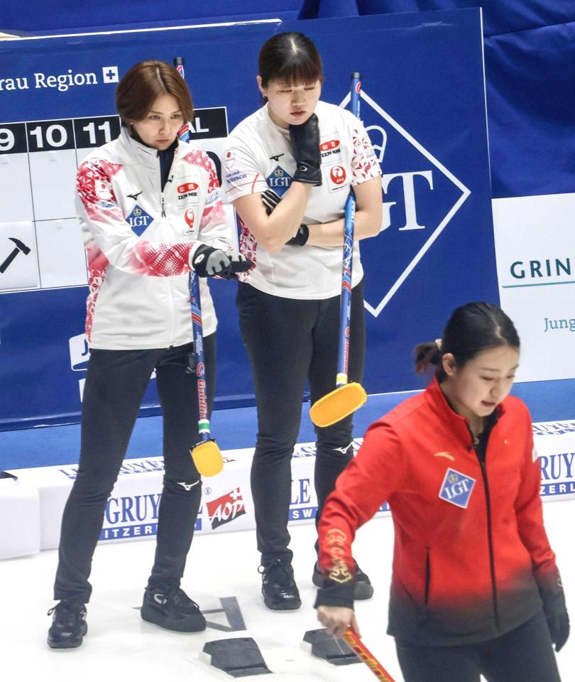 　中国戦で作戦を練るフォルティウスの吉村（左）と小谷（共同）