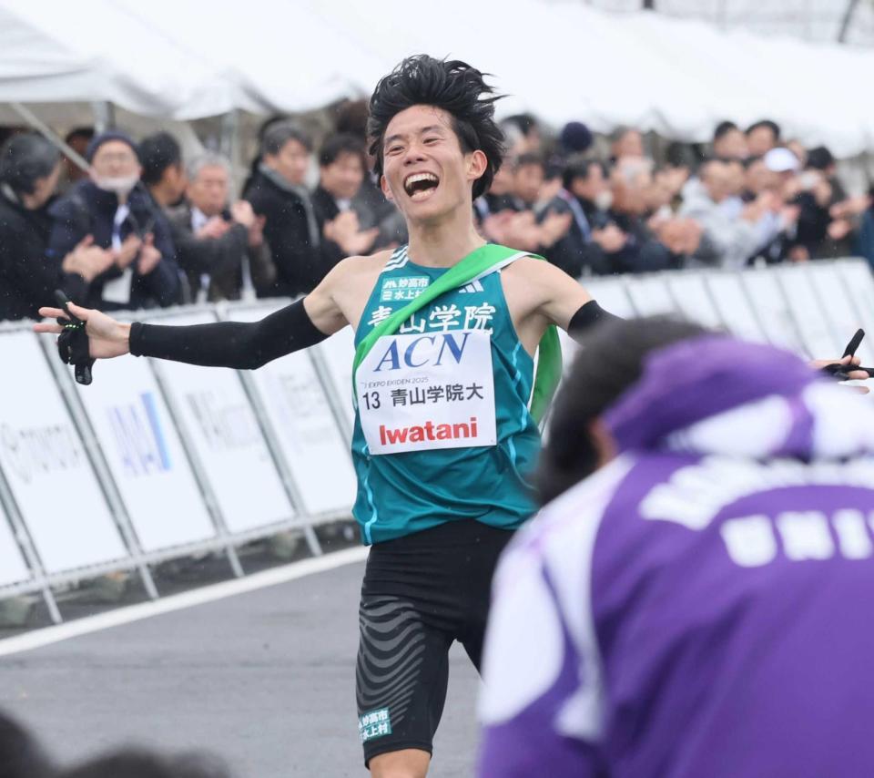 　７位でゴールする青学大・中村海斗（撮影・石井剣太郎）