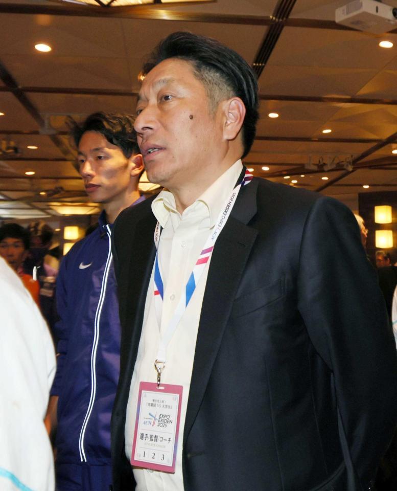 　表彰式を終え退席する青学大・原監督