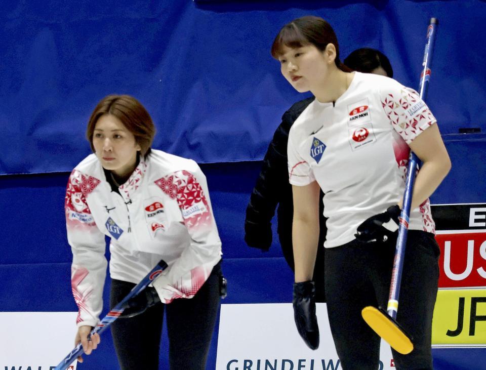 　１次リーグの米国戦でプレーする日本代表フォルティウスの吉村（左）と小谷