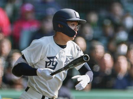 　大垣日大-西日本短大付　４回裏西日本短大付１死二塁、斉藤が中前に先制打を放つ＝甲子園