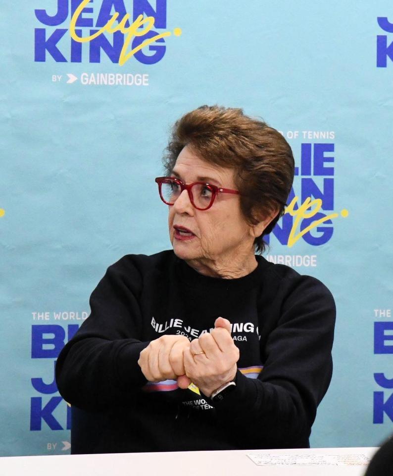 　ドジャースの共同オーナーを務めるビリー・ジーン・キングさんが打撃ジェスチャーをしながら大谷翔平に感服