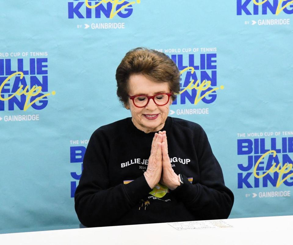 　日本流に手を合わせてあいさつしてから会見に臨んだビリー・ジーン・キングさん