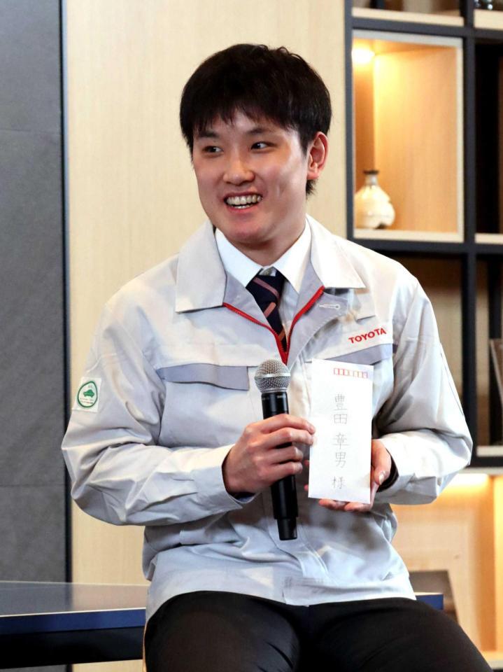 　豊田会長への手紙を手に笑顔の張本