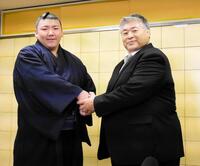 　新十両会見に臨んだ夢道鵬と大嶽親方