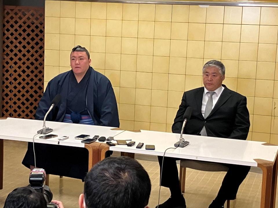 　会見した夢導鵬（左）と大嶽親方