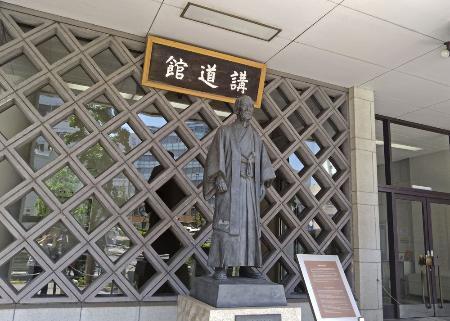 　全日本柔道連盟の事務局が入る講道館＝昨年５月、東京都文京区