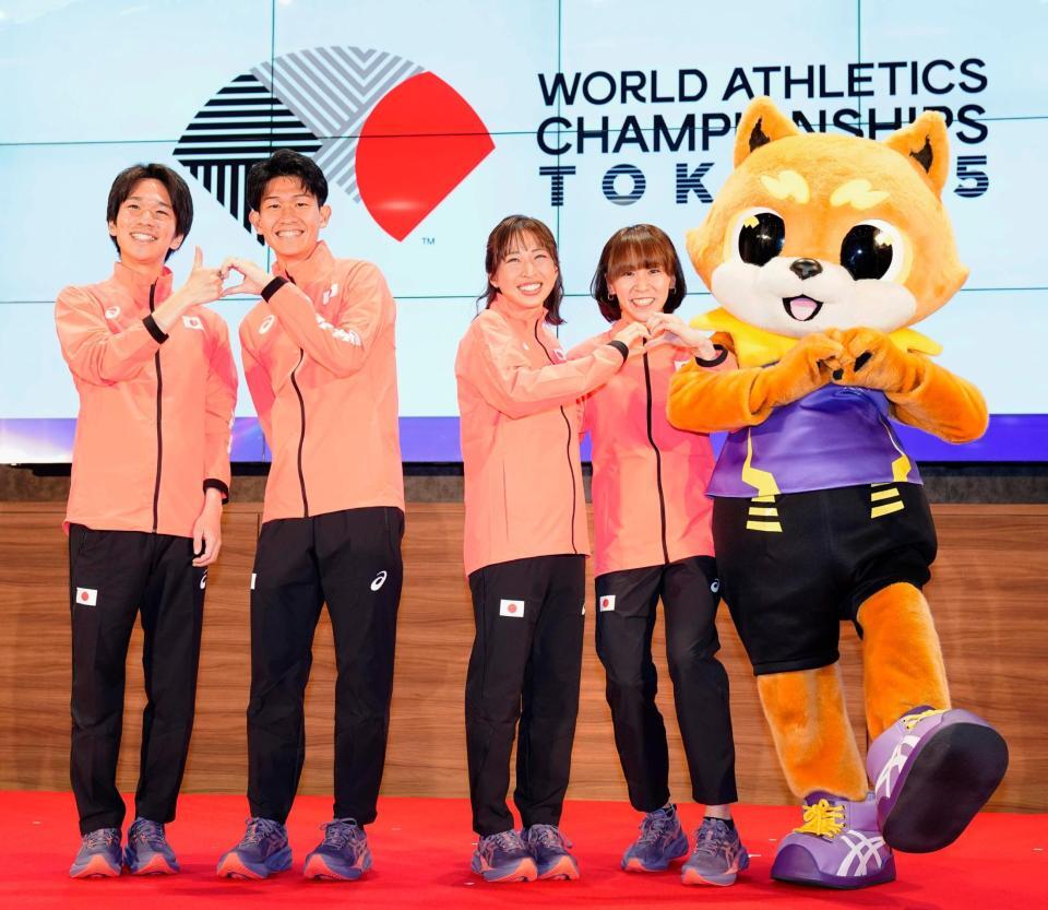 　記者会見で笑顔でポーズを決める陸上世界選手権マラソン日本代表の（左から）吉田祐也、近藤亮太、小林香菜、安藤友香（代表撮影）