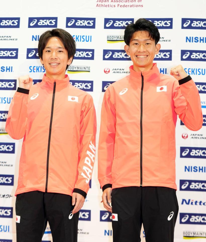 　笑顔でガッツポーズをする吉田祐也（左）と近藤亮太（代表撮影）