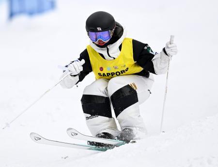 　女子モーグルで優勝した柳本理乃＝札幌市ばんけい