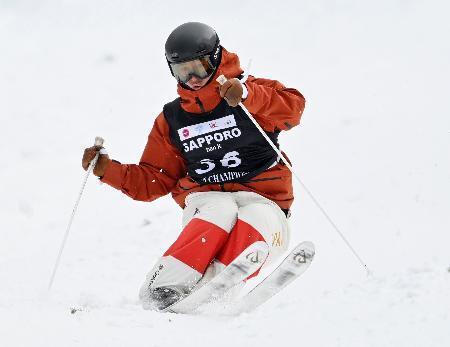 　男子モーグルで優勝した平山将大＝札幌市ばんけい
