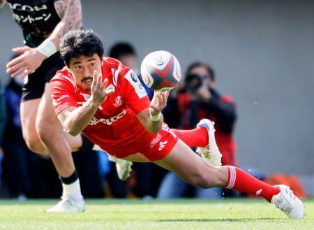 　ＢＲ東京-神戸　前半、パスを出す神戸・日和佐＝秩父宮