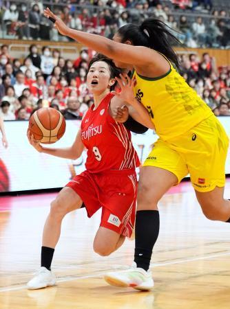 　富士通-ＥＮＥＯＳ　第３クオーター、攻め込む富士通・赤木（左）＝豊田市総合体育館