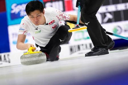 　カーリング男子世界選手権１次リーグのスイス戦で、ショットを放つ日本代表のＳＣ軽井沢クの柳沢＝ムースジョー（ロイター＝共同）