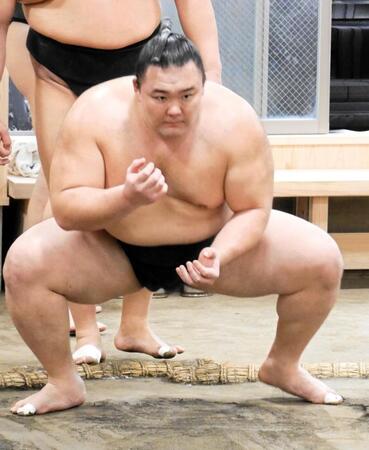 　すり足で汗を流す朝乃山