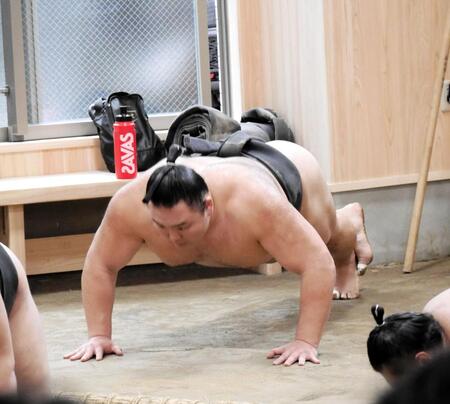 　腕立て伏せで汗を流す朝乃山