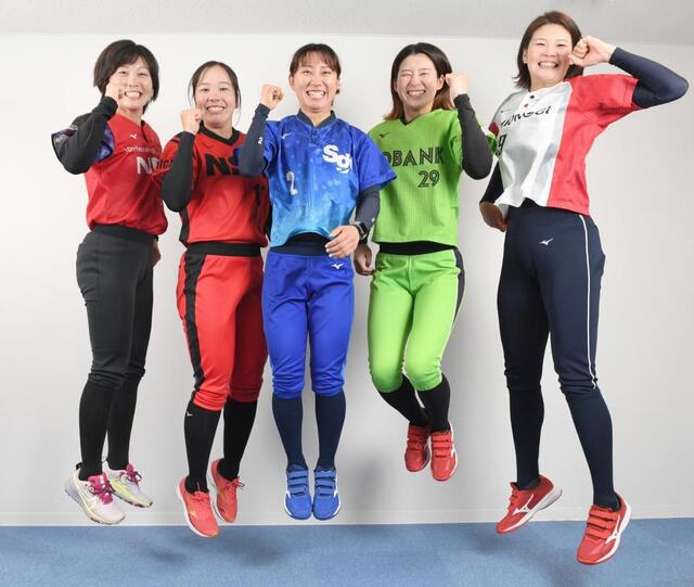 女子ソフトボール選手がデイリースポーツ来社 東京五輪金メダルの清原