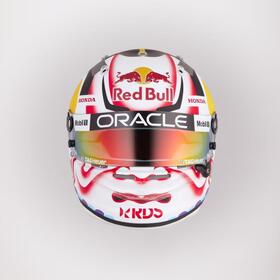 　市川團十郎が監修した角田裕毅がＦ１日本ＧＰで使用する特別デザインヘルメットが公開。テーマは「ＫＡＢＵＫＩ」