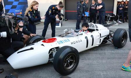 　ホンダがＦ１初勝利したＲＡ２７２に乗り込むレッドブル・ホンダの角田裕毅
