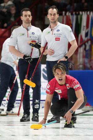 　１次リーグのアメリカ戦でストーンを見つめる日本代表・ＳＣ軽井沢クのスキップ山口（手前）＝２日、ムースジョー（ＡＰ＝共同）