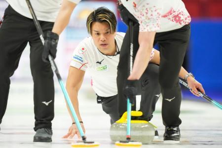 　１次リーグのノルウェー戦でストーンを見つめる日本代表・ＳＣ軽井沢クのスキップ山口＝３日、ムースジョー（ＡＰ＝共同）