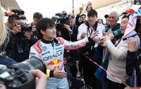 　ファンからのサインの要求に応じる角田裕毅