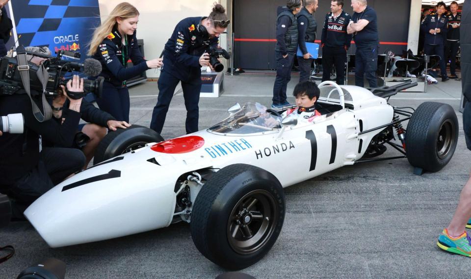　ホンダがＦ１初勝利したＲＡ２７２に乗り込むレッドブル・ホンダの角田裕毅