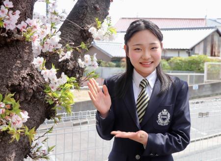 　中京大中京高の入学式に出席し、ポーズをとるフィギュアスケート女子の和田薫子＝５日、名古屋市