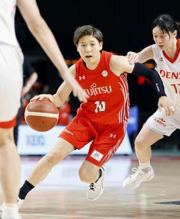 　プレーオフ決勝第１戦　富士通-デンソー　第４クオーター、攻め込む富士通・町田＝武蔵野の森総合スポーツプラザ